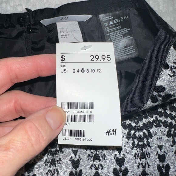 BRAND NEW.  NWT.  SKIRT. Size 6. H&M. $30. MUST BE BUNDLED - Picture 2 of 7